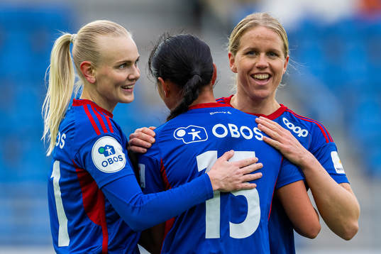Ylinn Tennebø of Vålerenga celebrates with teammates