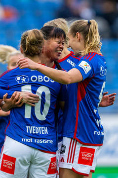 Ylinn Tennebø of Vålerenga celebrates with teammate
