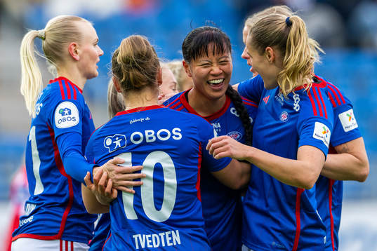 Ylinn Tennebø of Vålerenga celebrates with teammates
