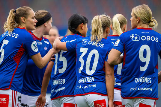 Ylinn Tennebø of Vålerenga celebrates with Stine Brekken