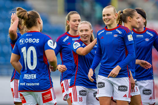 Karina Sævik of Vålerenga celebrates with Thea Bjelde and