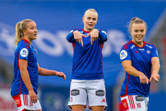 Karina Sævik of Vålerenga celebrates with teammate Olaug