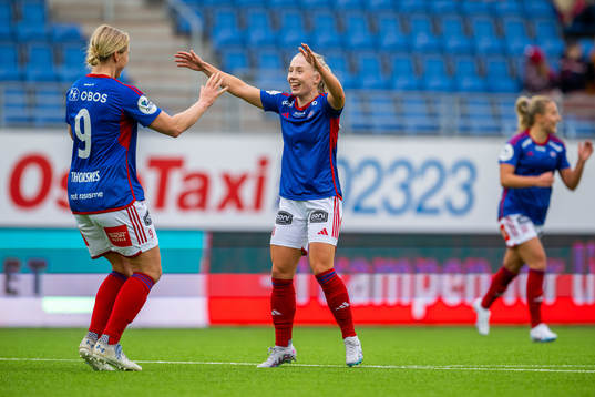 Elise Thorsnes of Vålerenga celebrates with teammate Thea