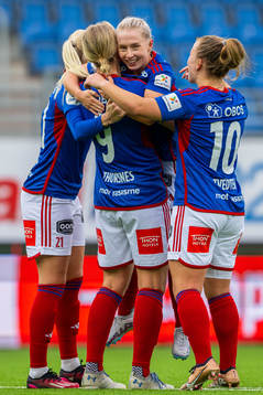Elise Thorsnes of Vålerenga celebrates with teammate Thea