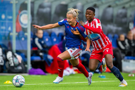 Stine Brekken of Vålerenga and Evelyn Badu of Avaldsnes