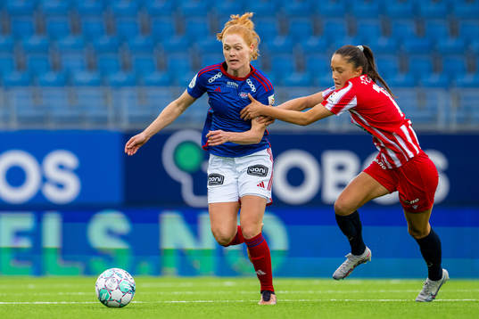 Stine Ballisager Pedersen of Vålerenga and Ida Mortensen