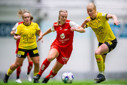 Nora Eide Lie of Brann and Katrine Winnem Jørgensen of LSK