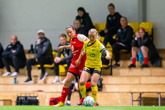 Amanda Frisbie of Brann and Emilie Woldvik of LSK Kvinner