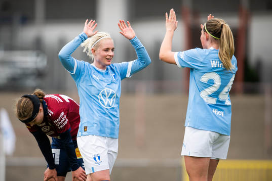 Malmö FFs Melina Skarström med Petronella Winblad jublar