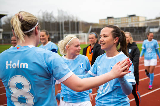 Malmö FFs Cornelia Lindgren och Rebecka Holm jublar