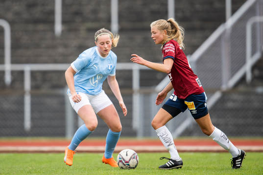 Malmö FFs Petronella Winblad och Örgrytes Emma Berthold