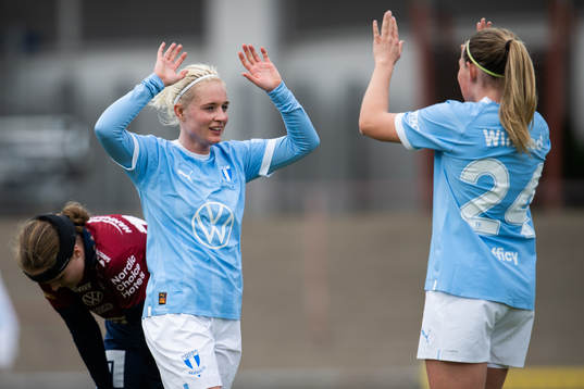 Malmö FFs Melina Skarström och Cornelia Lindgren jublar