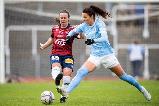 Malmö FFs Malin Gunnarsson och Örgrytes Emma Berthold