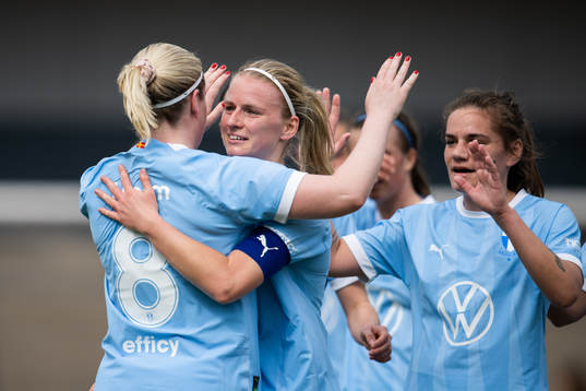 Malmö FFs Amanda Kander och Rebecka Holm jublar