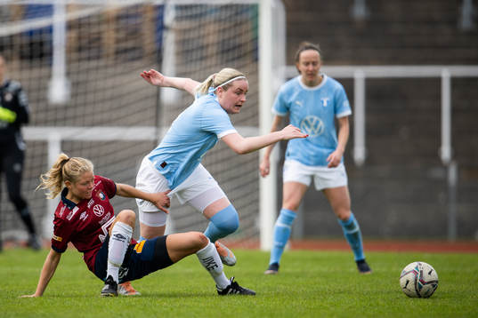 Malmö FFs Rebecka Holm och Örgrytes Emma Berthold