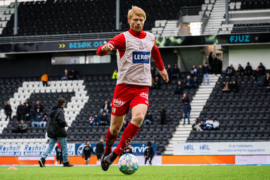 Sivert Heltne Nilsen of Brann warms up