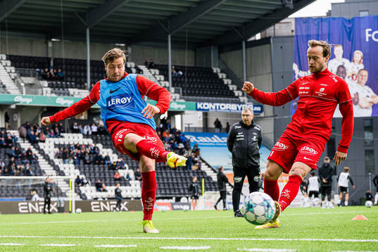 Frederik Børsting and Bård Finne of Brann warms up