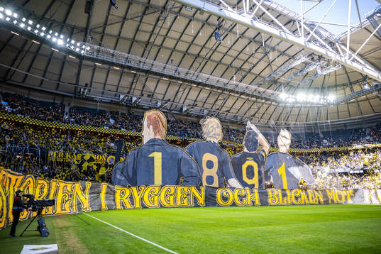 AIKs supportrar med ett tifo