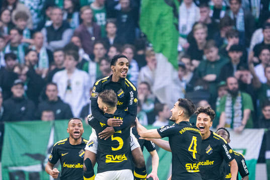 AIKs Alexander Fesshaie Beraki jublar