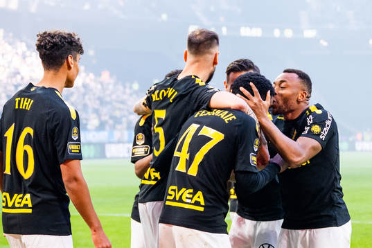 AIKs Alexander Fesshaie Beraki jublar med Abdussalam Magashy
