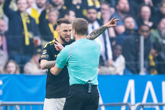 AIKs Alexander Milosevic reagerar mot domare Glenn Nyberg