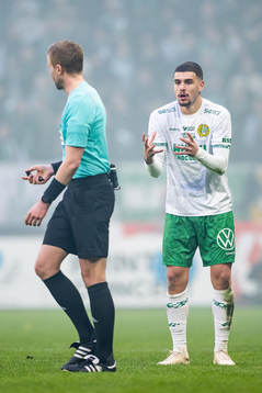 Hammarbys Edvin Kurtulus reagerar mot domare Glenn Nyberg