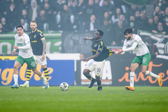 AIKs Erick Otieno och Hammarbys Montader Madjed