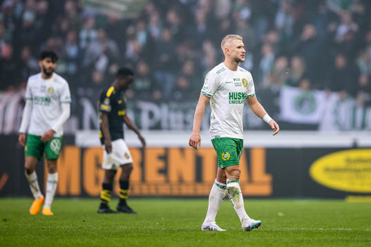 Hammarbys Simon Strand lämnar planen då matchen pausats