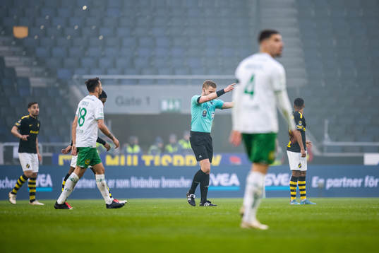Domare Glenn Nyberg signalerar för spelarna att lämna
