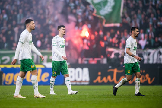Hammarbys Pavle Vagic lämnar planen då matchen pausats