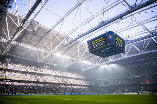 Meddelande på jumbotronen då matchen pausats på grund av