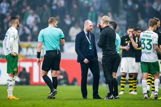 Domare Glenn Nyberg i samtal med matchdelegat