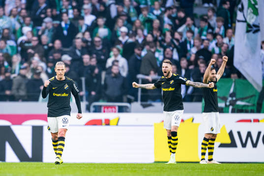 AIKs Viktor Fischer och Alexander Milosevic jublar