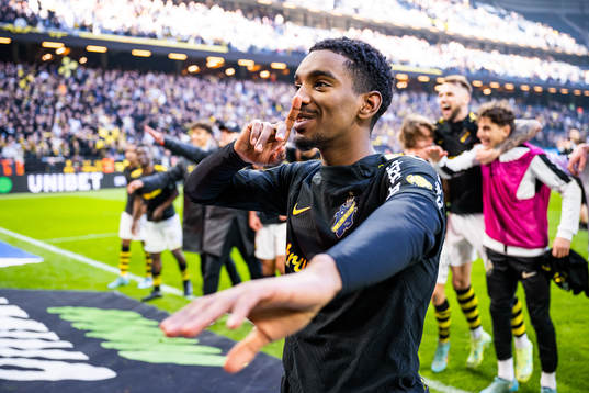AIKs Alexander Fesshaie Beraki jublar