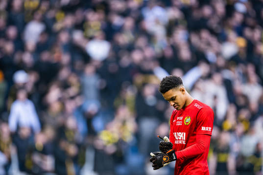 Hammarbys målvakt Oliver Dovin deppar