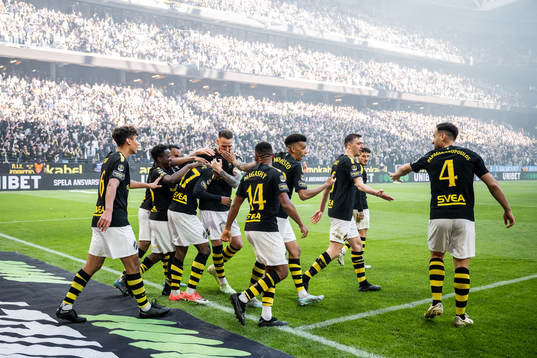 AIKs Alexander Fesshaie Beraki jublar