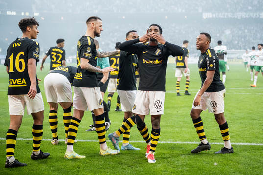 AIKs Alexander Fesshaie Beraki jublar