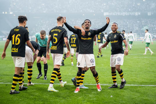 AIKs Alexander Fesshaie Beraki jublar