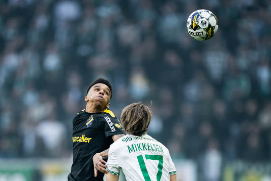 AIKs Rui Modesto och Hammarbys August Mikkelsen