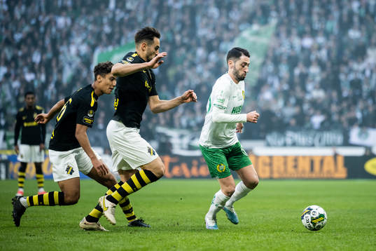 AIKs Robin Tihi och Sotirios Papagiannopoulos mot Hammarbys