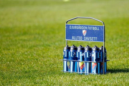 Vattenflaskor före fotbollsmatchen i Allsvenskan mellan