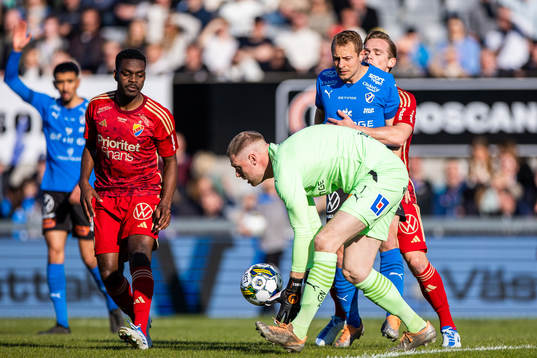 Djurgårdens Joel Asoro och Halmstads målvakt Malkolm