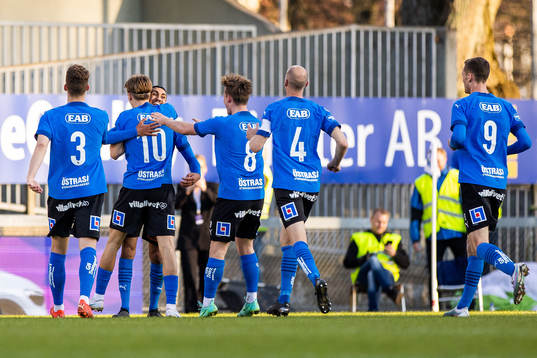 Halmstads Erik Ahlstrand jublar med lagkamrater