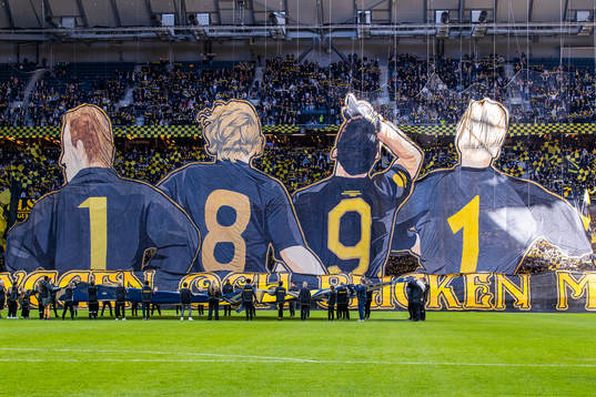 AIKs supportrar med ett tifo