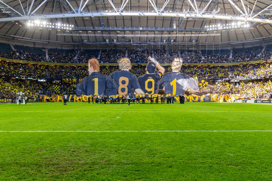 AIKs supportrar med ett tifo