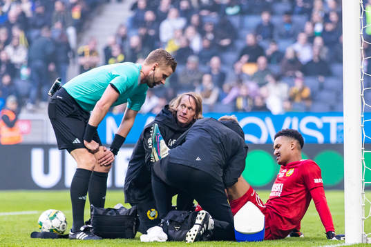 Hammarbys målvakt Oliver Dovin får vård