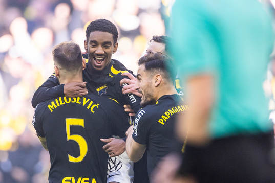 AIKs Alexander Fesshaie Beraki jublar med lagkamrater