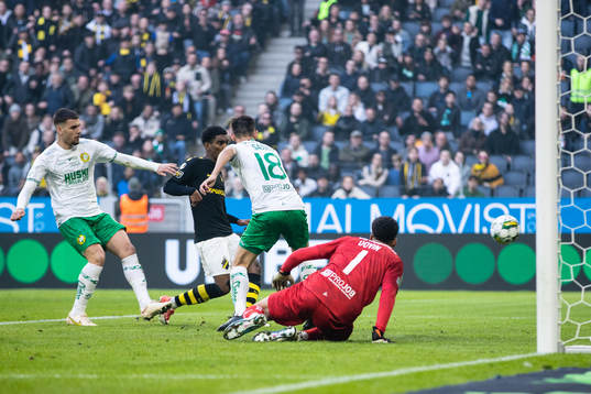 s Alexander Fesshaie gör 1-0 bakom Hammarbys målvakt