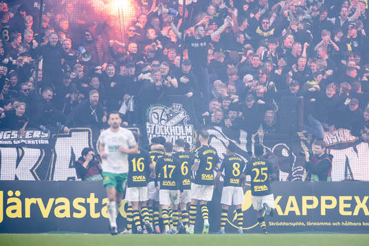 AIKs Alexander Fesshaie Beraki jublar med lagkamrater