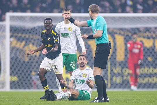 s Erick Otieno och Hammarbys Loret Sadiku reagerar mot